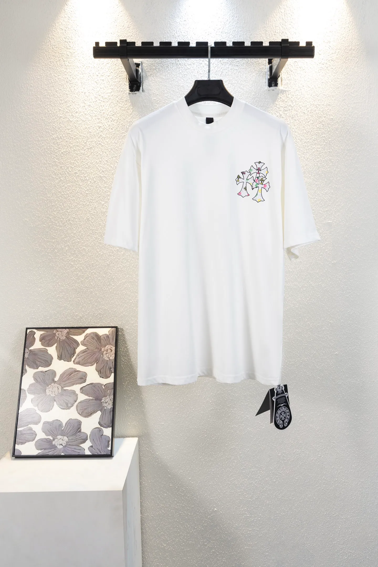 🅿️170 top version model number k8045 CH Kejia Sanskrit cross heavy embroidery T-shirt! Every one of Crow's products is really unique. Every piece has a back view. This leather label design is really cool. The leather label and silver jewelry design make the whole dress the icing on the cake. The texture of the whole short-sleeved piece is really amazing. It is made of 260g pure cotton fabric! 100% authentic to the official version, with all the details. All cuffs, shoulder seams, armholes, and necklines are all double-needle crimping. This is the rigorous craftsmanship that big brands should have. Details determine quality. The original washed tag packaging is full of style! The whole piece adopts three-needle and five-thread technology (neckline-shoulder seam-sleeve seam-double-pressed thread, which looks more three-dimensional and textured) and has the same craftsmanship as the original original, with a classic version, small dropped shoulders, and a micro silhouette! Color: Black White Size: XS-L
